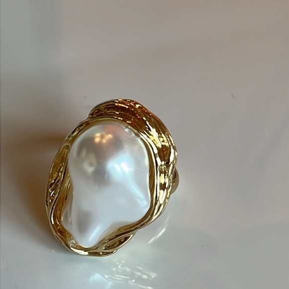 Goldtone and Pearl oversized Ring - Picture 7 of 10